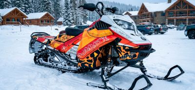 Горный снегоход Polaris RMK в эксклюзивном комплекте защитной графики Bulletbro в глубоком снегу
