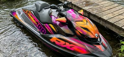 Спортивный гидроцикл Yamaha WaveRunner в ярком неоновом комплекте защитных наклейках от Bulletbro режет волну
