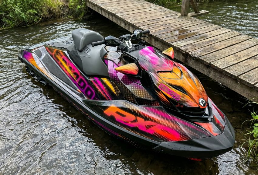 Спортивный гидроцикл Yamaha WaveRunner в ярком неоновом комплекте защитных наклейках от Bulletbro режет волну