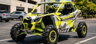 Мастер показывает типичные ошибки при оклейке графики на пластик квадроцикла