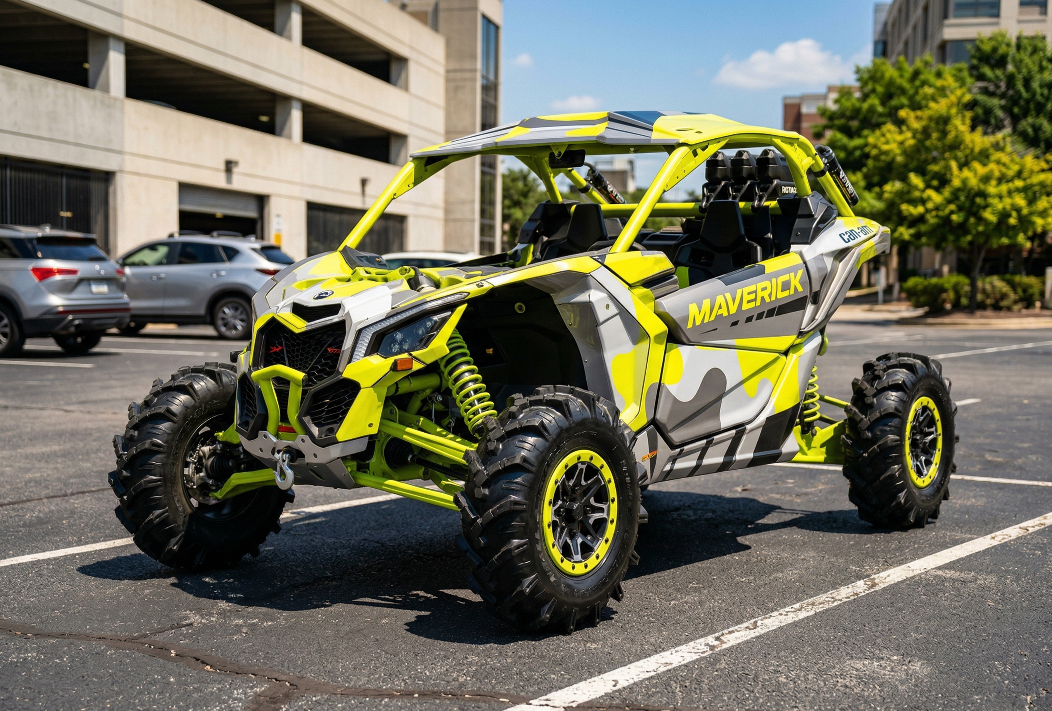 Мастер показывает типичные ошибки при оклейке графики на пластик квадроцикла