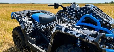 Процесс мойки квадроцикла с защитной графикой Bulletbro струей воды под правильным углом