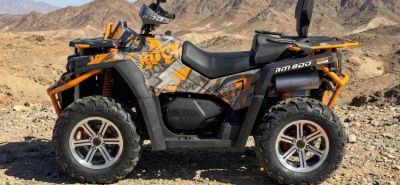 Процесс мойки квадроцикла с нанесенной графикой Bulletbro с использованием бесконтактной пены