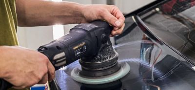 Демонтаж старой виниловой пленки с помощью строительного фена и очистка пластика