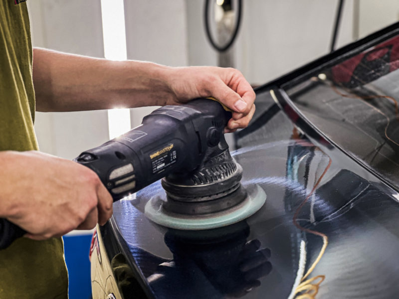 Демонтаж старой виниловой пленки с помощью строительного фена и очистка пластика