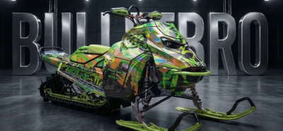 Яркая графика Bulletbro на снегоходе BRP Freeride в горах.