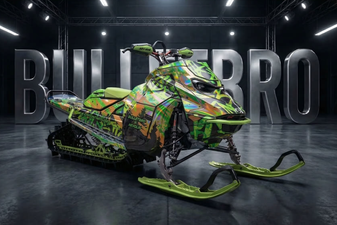 Яркая графика Bulletbro на снегоходе BRP Freeride в горах.
