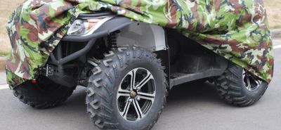 Квадроцикл в защитном чехле в гараже: подготовка к зимнему хранению техники с графикой