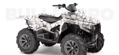 Квадроцикл Polaris Scrambler XP 1000 в ярком спортивном комплекте графики от Bulletbro закладывает вираж на треке