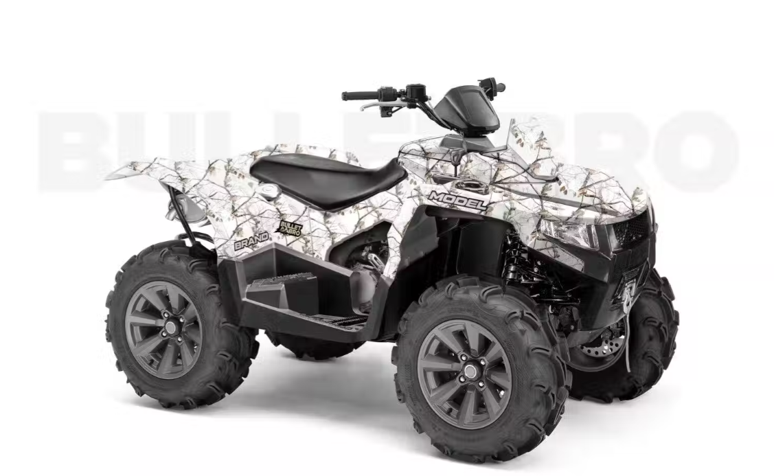 Квадроцикл Polaris Scrambler XP 1000 в ярком спортивном комплекте графики от Bulletbro закладывает вираж на треке