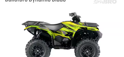 Утилитарный квадроцикл Yamaha Grizzly 700 в камуфляжном комплекте защитной графики Bulletbro пробирается через грязевую колею