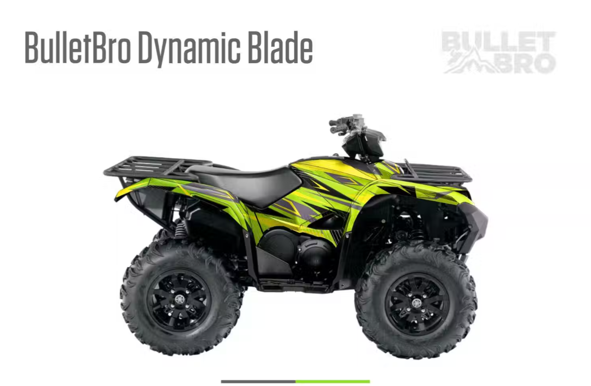 Утилитарный квадроцикл Yamaha Grizzly 700 в камуфляжном комплекте защитной графики Bulletbro пробирается через грязевую колею