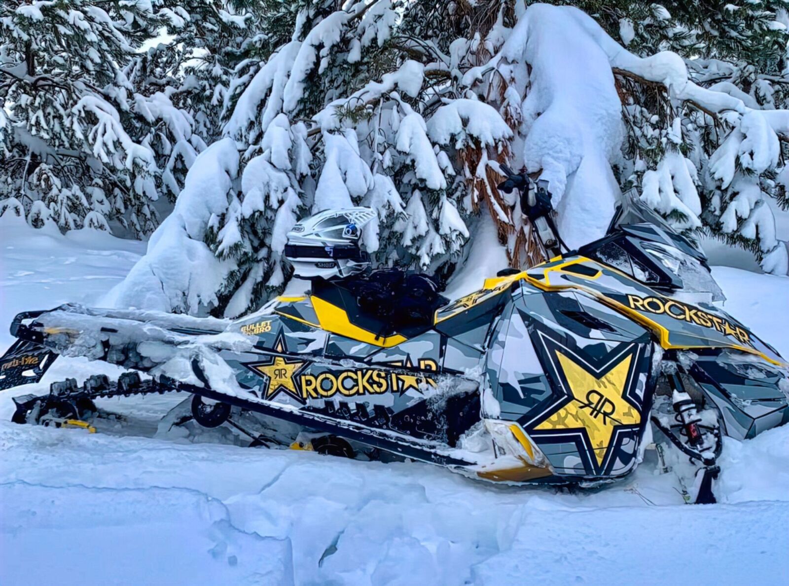 Индивидуальный дизайн на SKI-DOO REV-XM