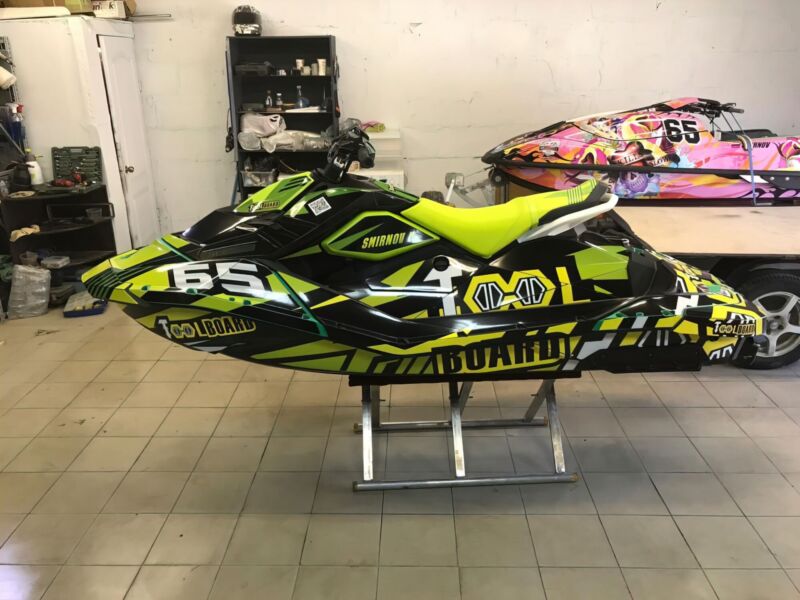 Индивидуальный дизайн SEA-DOO · SPARK/SPARK TRIXX