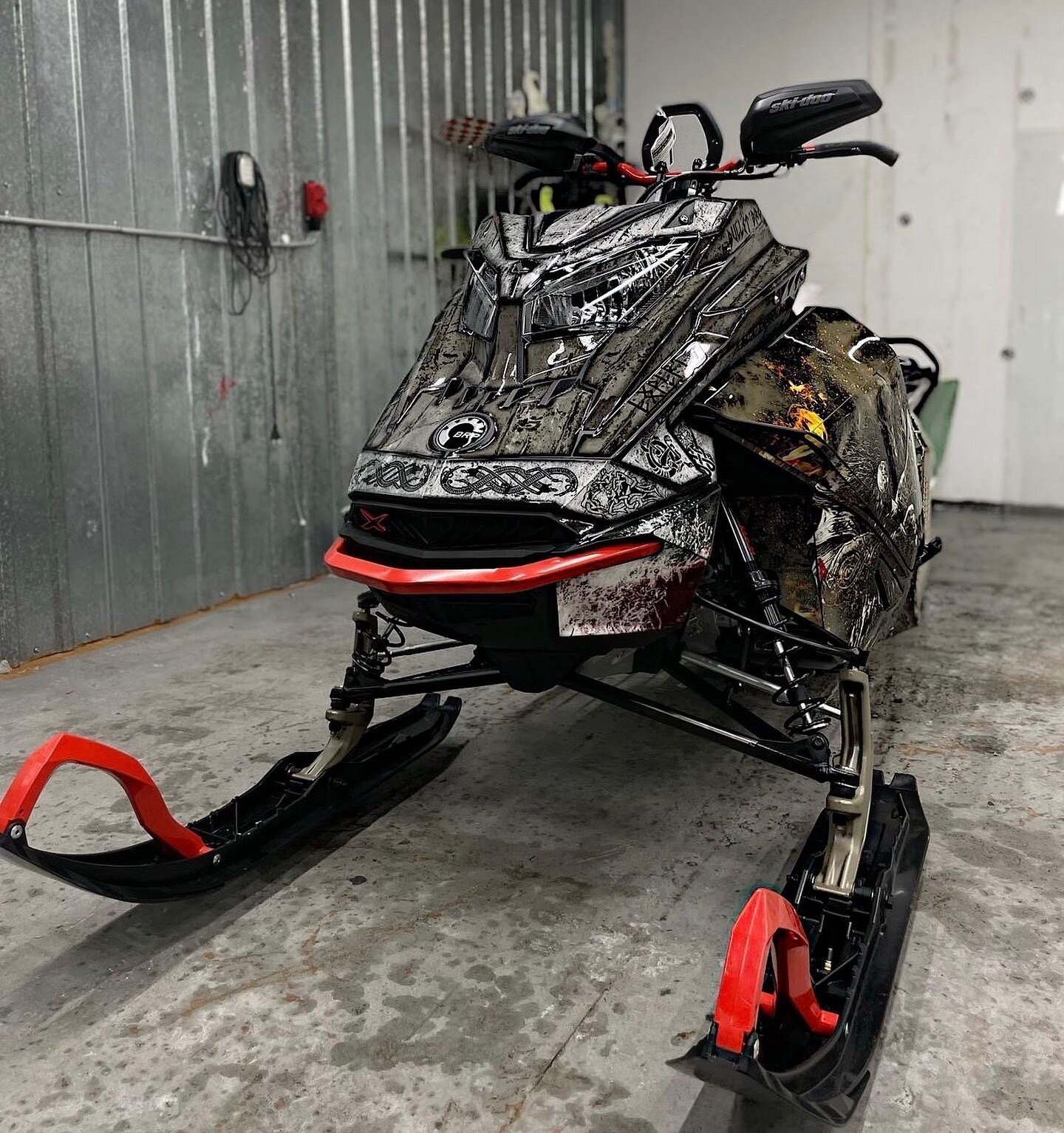 Индивидуальный дизайн на SKI-DOO REV-GEN4 2021-2022