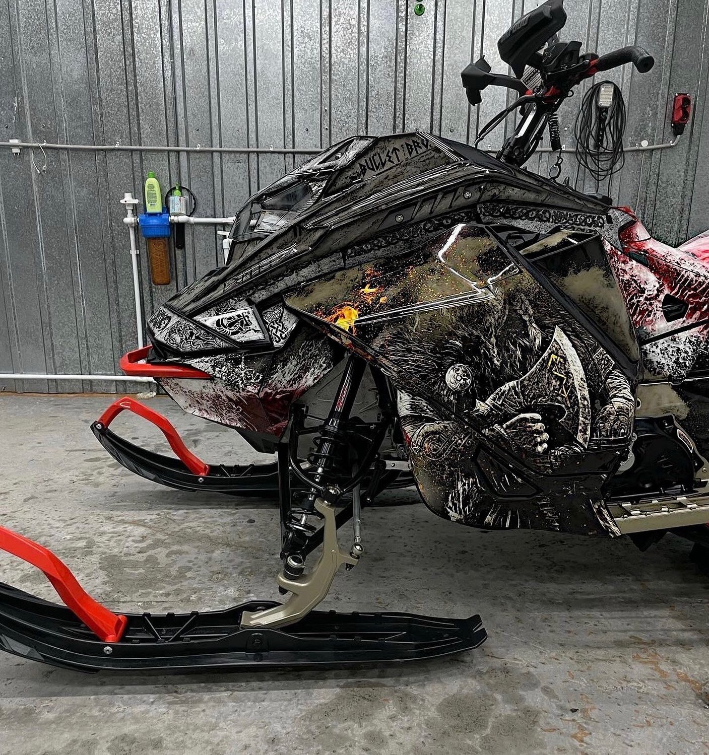 Индивидуальный дизайн на SKI-DOO REV-GEN4 2021-2022