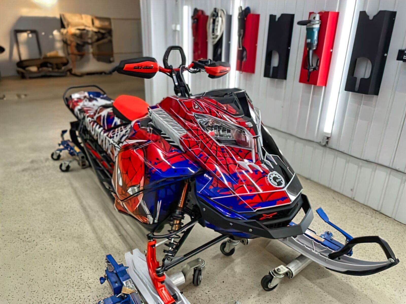 Индивидуальный дизайн на SKI-DOO REV-GEN4 2021-2022