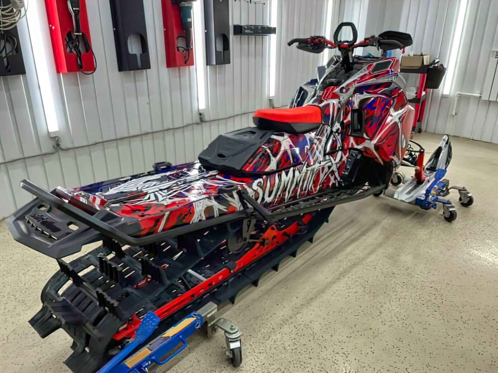 Индивидуальный дизайн на SKI-DOO REV-GEN4 2021-2022