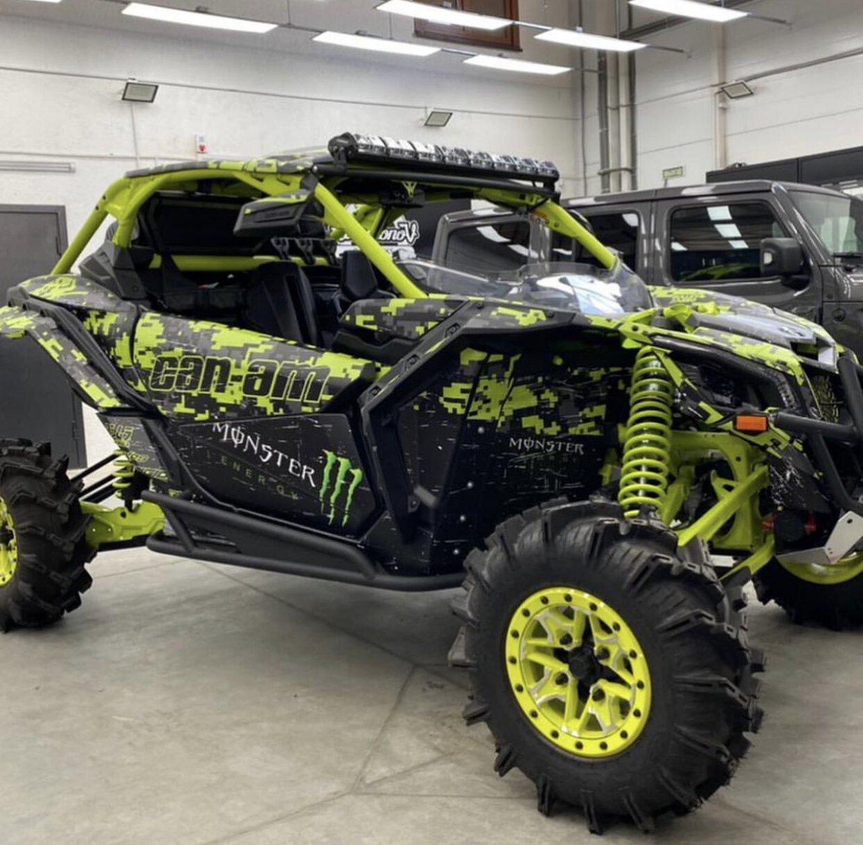 Индивидуальный дизайн на CAN-AM MAVERICK X3