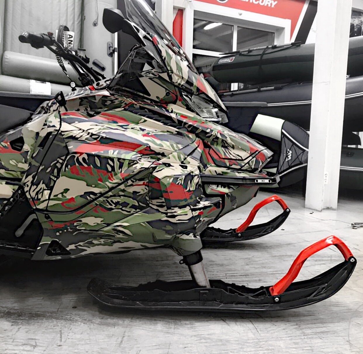 Индивидуальный дизайн на SKI-DOO REV-GEN4-WIDE-TELESCOPIC