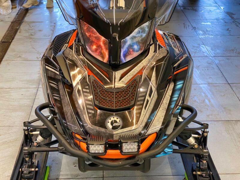 Индивидуальный дизайн SKI-DOO · REV-XU