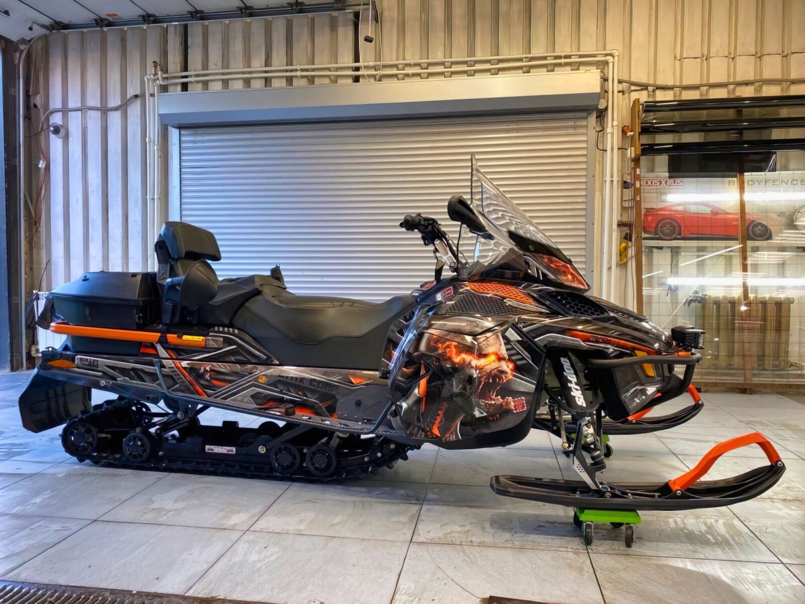 Индивидуальный дизайн на SKI-DOO REV-XU