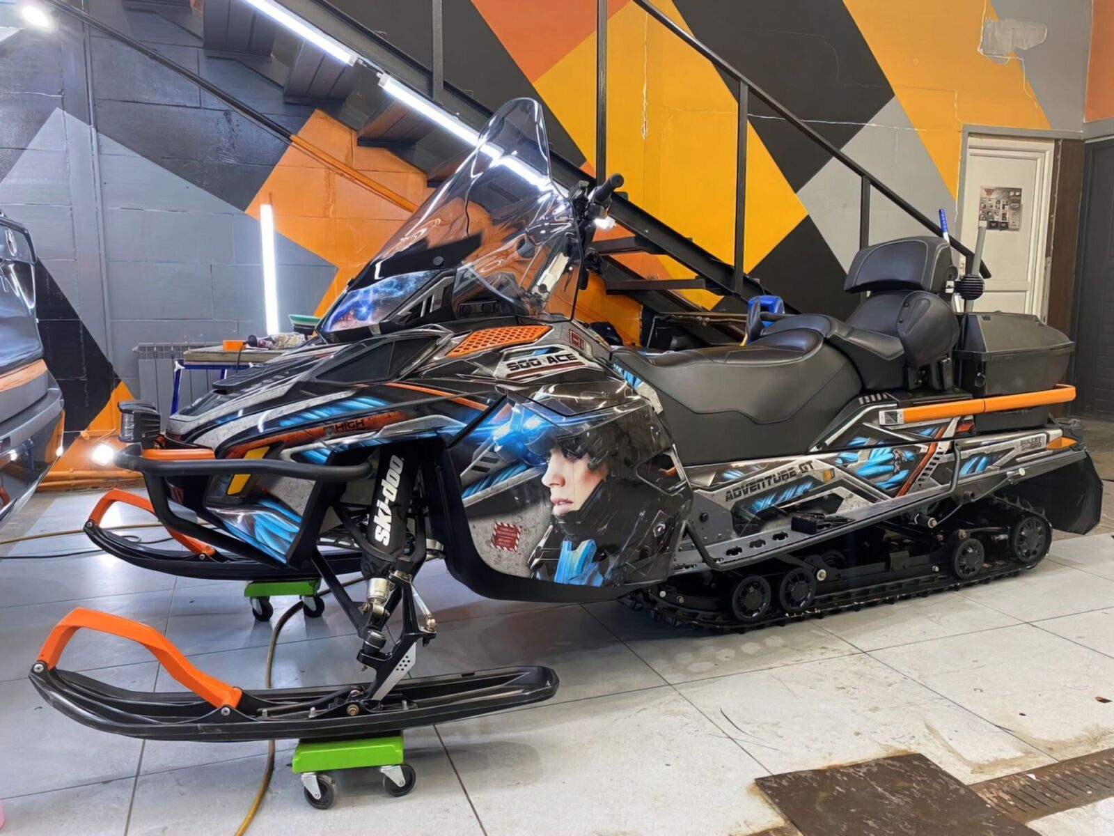 Индивидуальный дизайн на SKI-DOO REV-XU