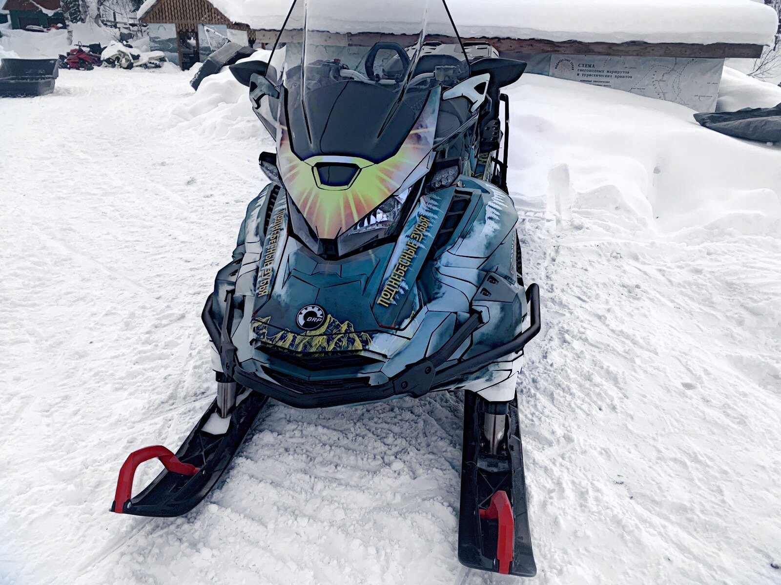 Индивидуальный дизайн на SKI-DOO REV-GEN4-WIDE-TELESCOPIC