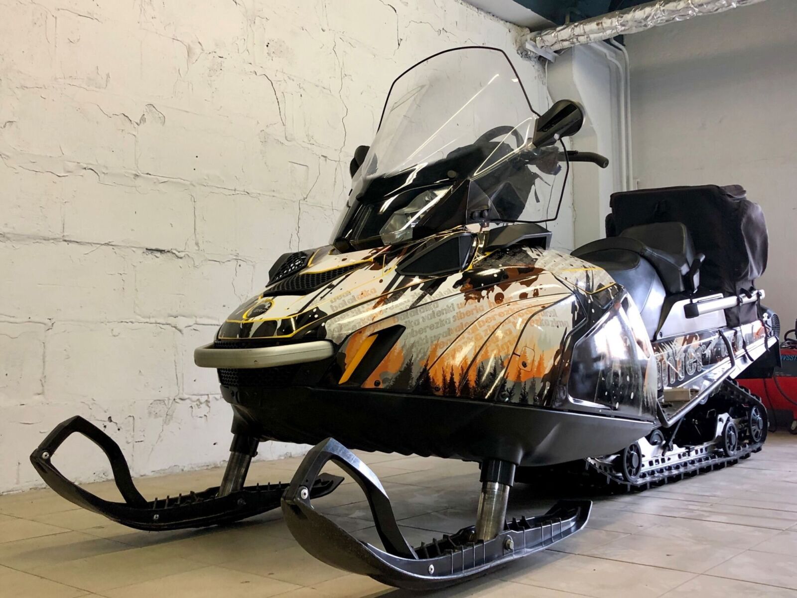 Индивидуальный дизайн на SKI-DOO REV-XU-TELESCOPIC