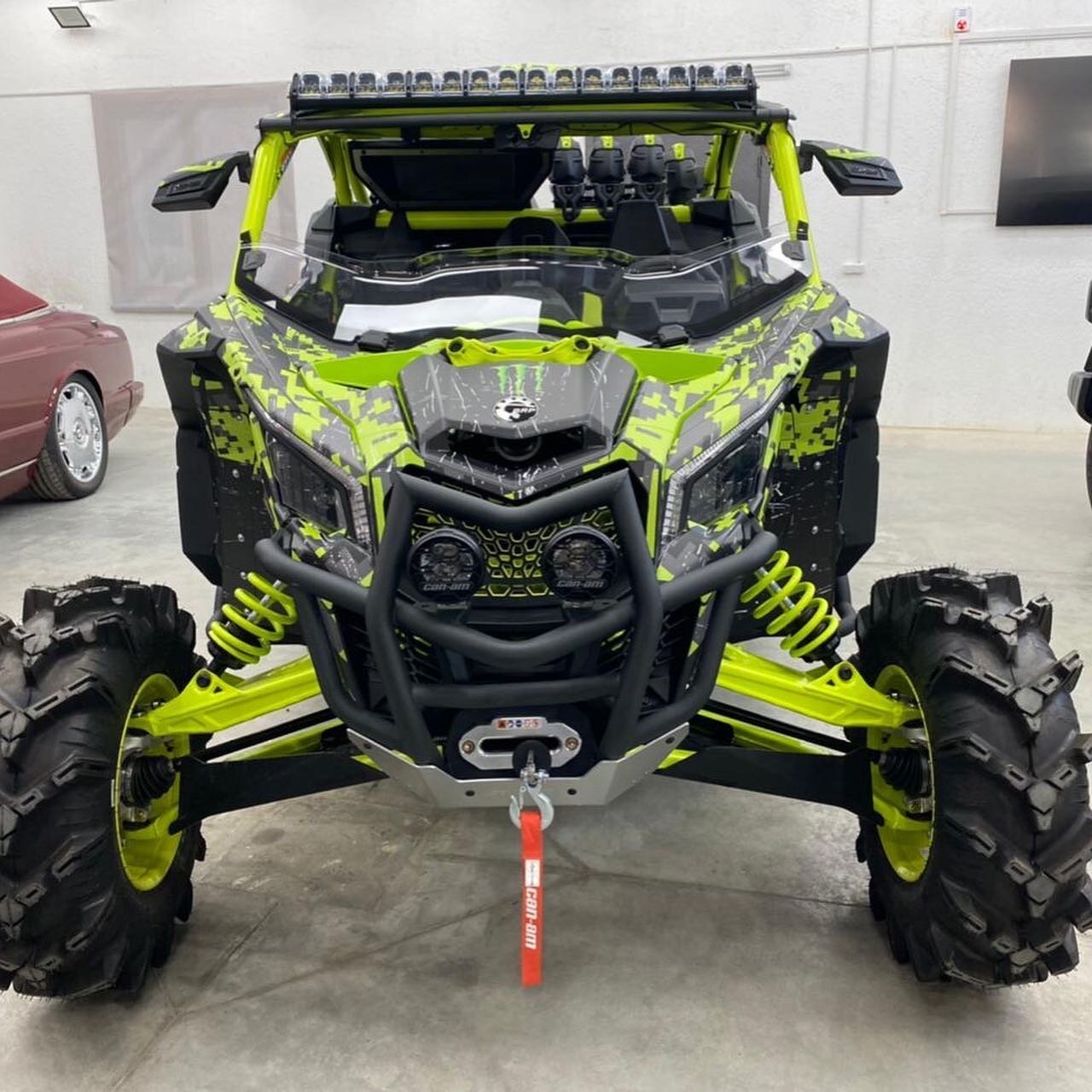 Индивидуальный дизайн на CAN-AM MAVERICK X3