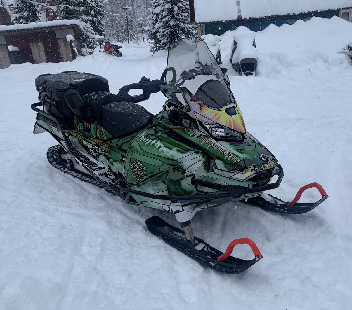 Индивидуальный дизайн на SKI-DOO REV-GEN4-WIDE-TELESCOPIC