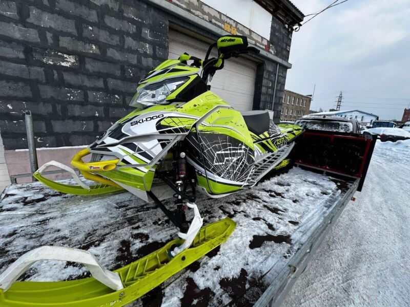 Индивидуальный дизайн SKI-DOO · REV-XM